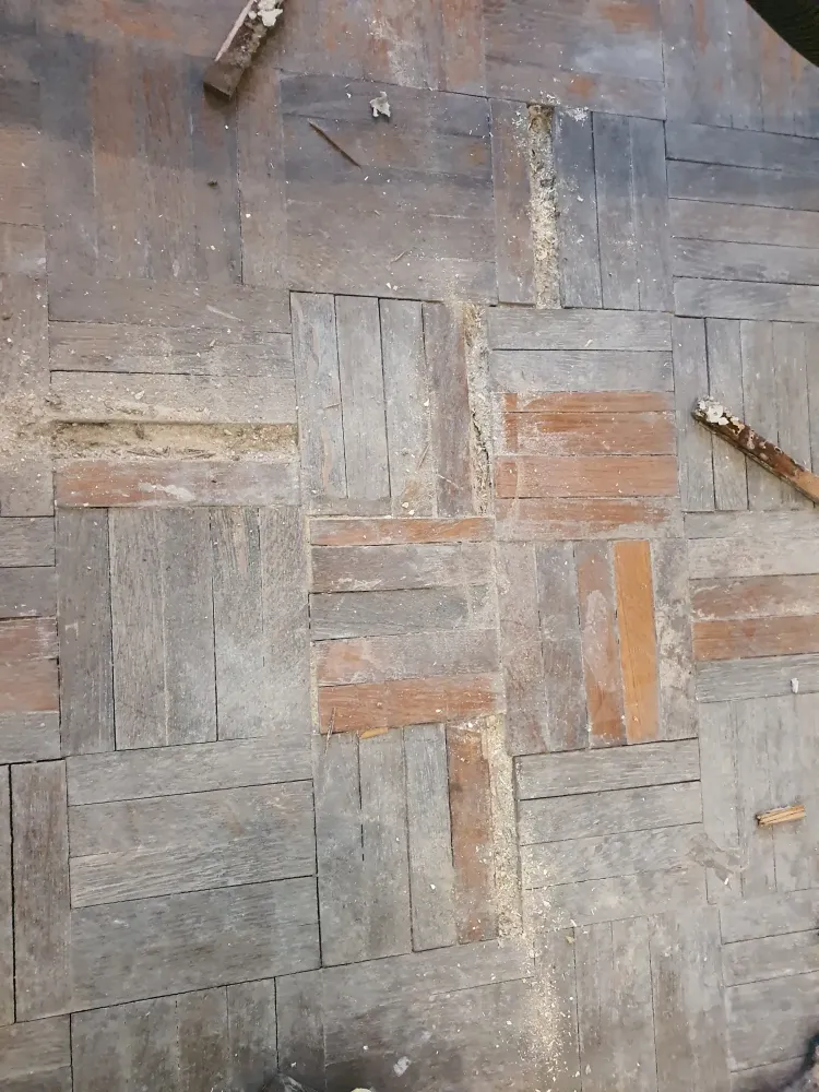 Etat d'un parquet dammier avant ponçage