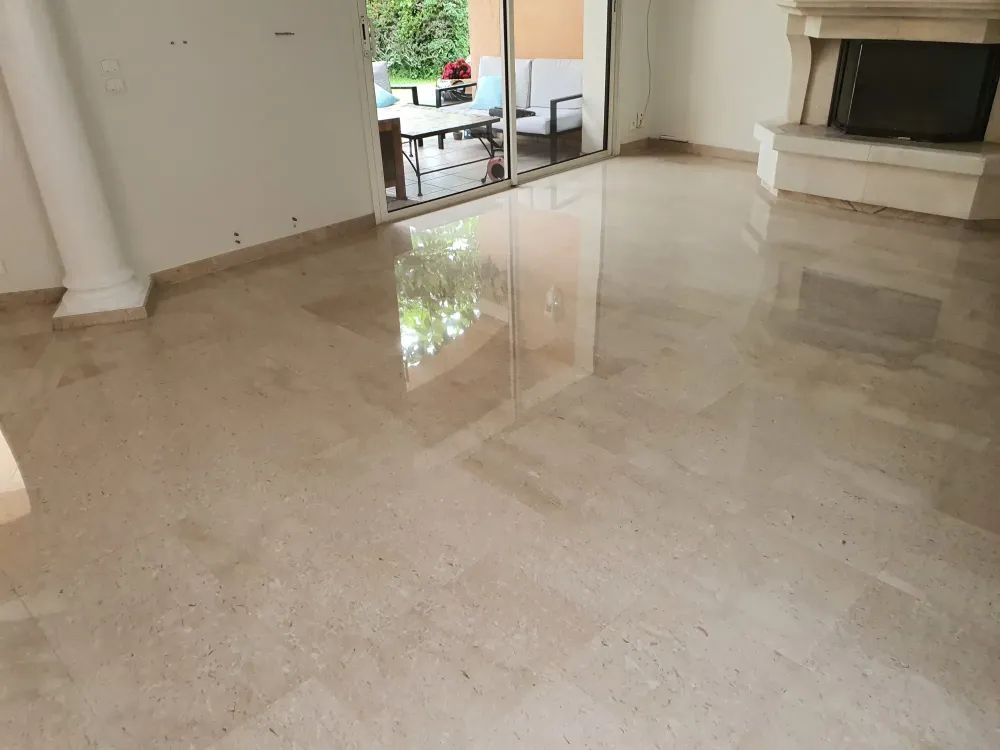 Polibrillant sur marbre type Botticcino