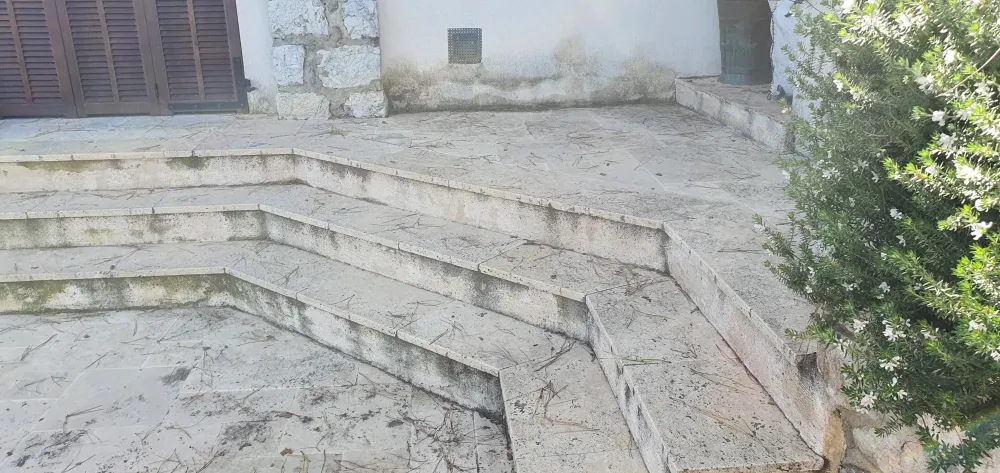 Pierre marbrière type Opus avant décapage