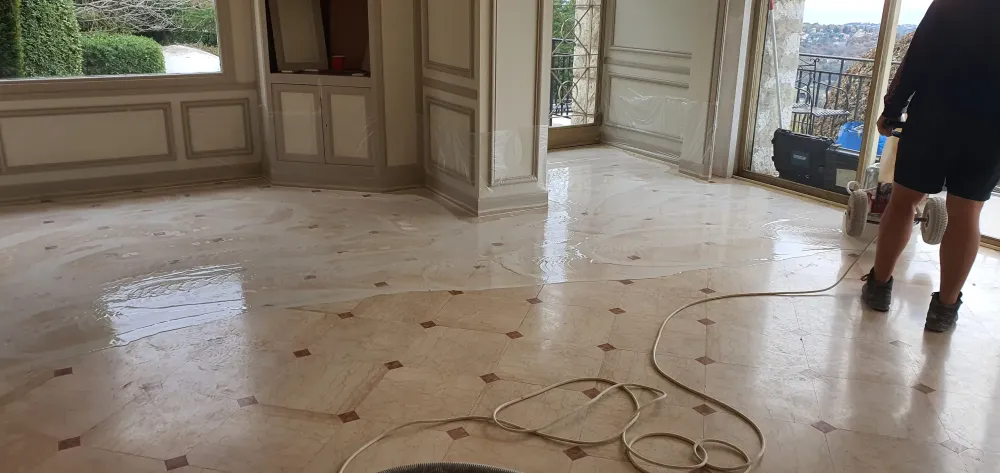 Ponçage en cours  avec bouillac au sol