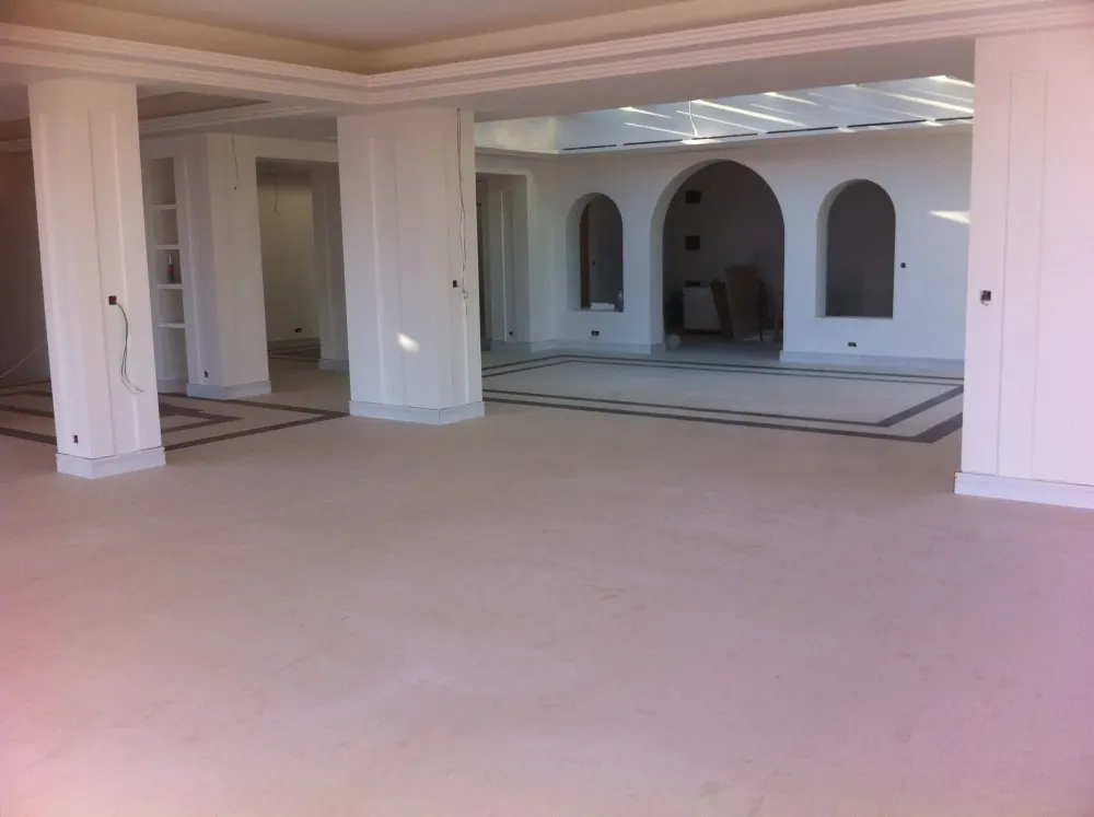 Ponçage et traitement poli mât adouci d'une pierre d'Egypte