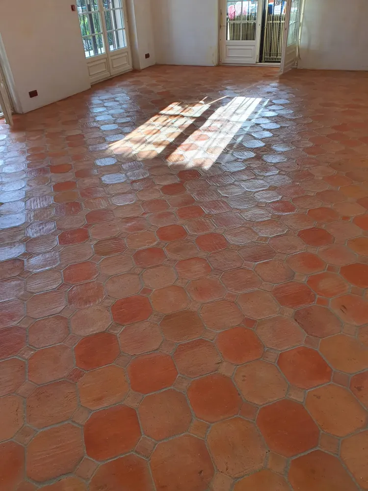 Patine de finition sur terre cuite ancienne