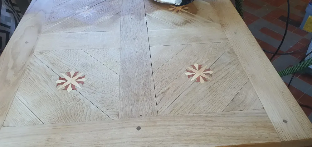 Ponçage d'une table en chêne avec petite marquetterie